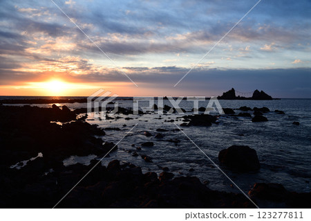 從岩石間欣賞海景 123277811