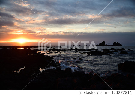 View of the sea from between the rocks 123277814