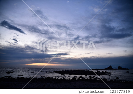 從岩石間欣賞海景 123277819