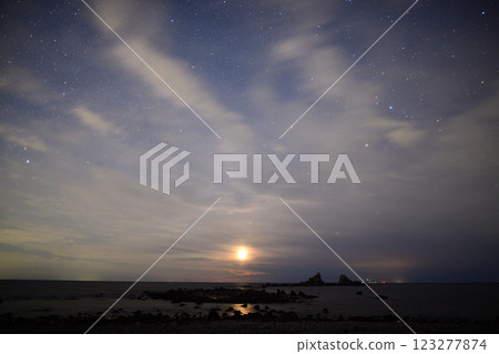 The Milky Way seen from the coast The Milky Way seen from the coast 123277874