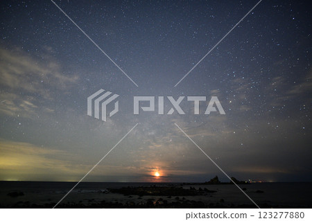 The Milky Way seen from the coast 123277880