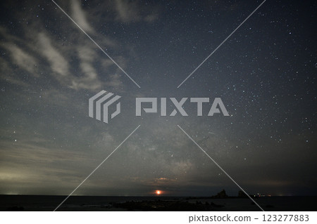 The Milky Way seen from the coast 123277883