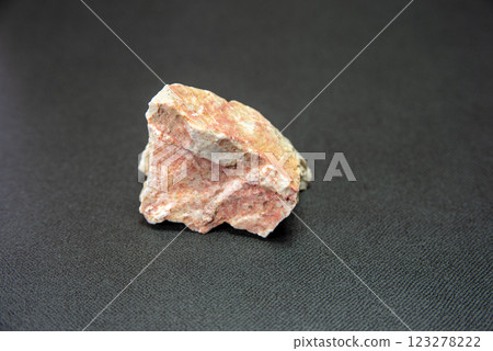 含硃砂的石灰石 123278222