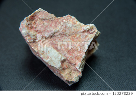 含硃砂的石灰石 123278229