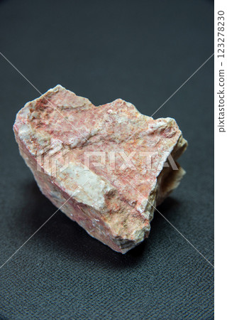 含硃砂的石灰石 123278230