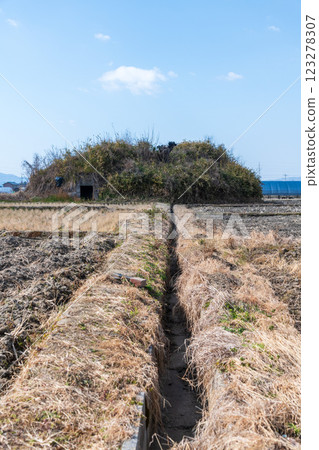 View of the remains of the air raid shelter on the south side of the former Yanagimoto Airfield View of the remains of the air raid shelter on the south side of the former Yanagimoto Airfield 123278307