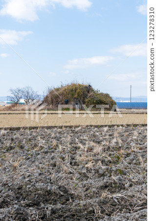 View of the remains of the air raid shelter on the south side of the former Yanagimoto Airfield View of the remains of the air raid shelter on the south side of the former Yanagimoto Airfield 123278310