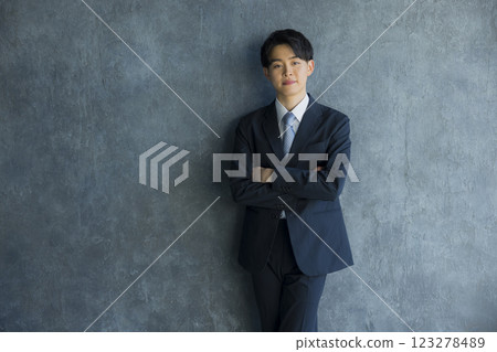 A man in a suit 123278489