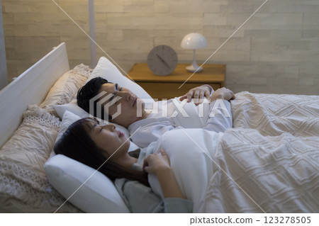 睡在床上的一對夫婦 123278505