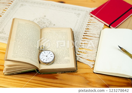 類比文具和懷錶 類比文具和懷錶 123278642