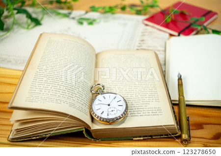 類比文具和懷錶 類比文具和懷錶 123278650