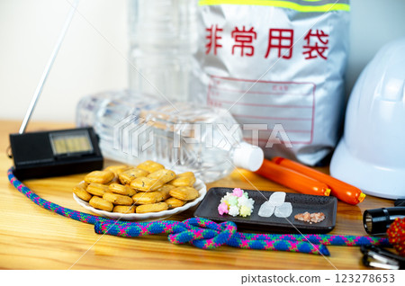 緊急疏散包內的物品和已打開的緊急食品 123278653