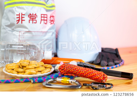 緊急疏散包內的物品和已打開的緊急食品 123278656