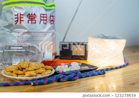 緊急疏散包內的物品和已打開的緊急食品 123278659
