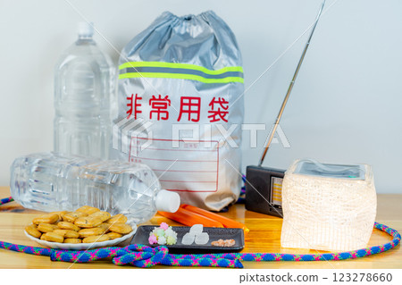 緊急疏散包內的物品和已打開的緊急食品 123278660