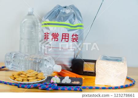 緊急疏散包內的物品和已打開的緊急食品 緊急疏散包內的物品和已打開的緊急食品 123278661