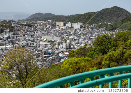 神戶的山脈延伸至海岸線 123278806