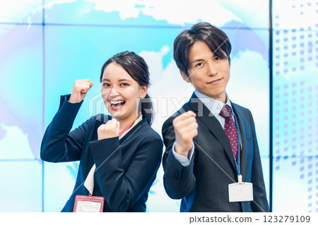 在辦公室工作的商務人士 在辦公室工作的商務人士 123279109