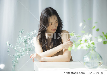 Young woman, beauty image　 123279189