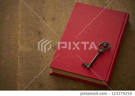 古書和鑰匙的圖片 123279258
