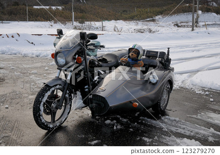 站立在雪域的邊車 123279270