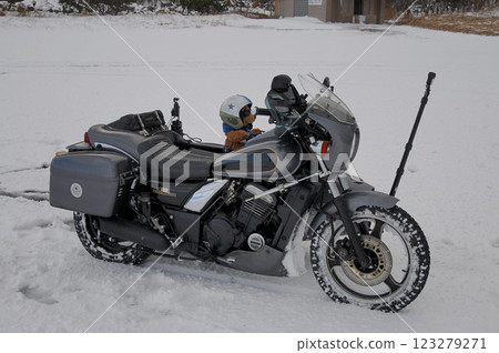 站立在雪域的邊車 123279271