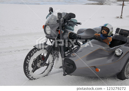 站立在雪域的邊車 123279272
