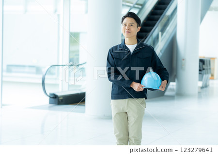 A businessman wearing work clothes 123279641
