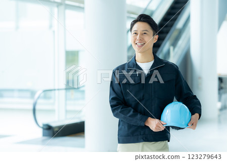 A businessman wearing work clothes 123279643