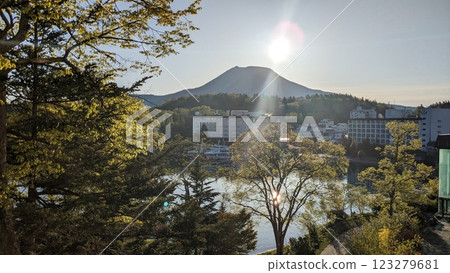 Mt. Yotei, where the leaves begin to change color in the early autumn morning 123279681