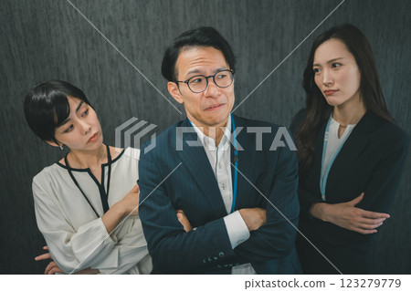 Male bosses disliked by their female subordinates 123279779