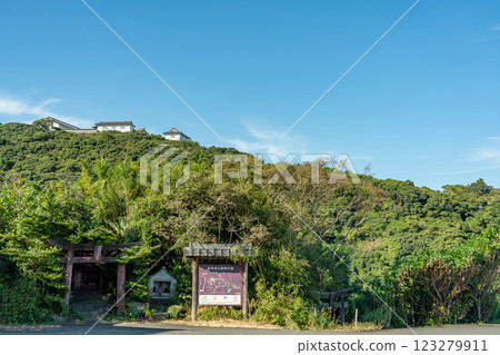 Reihoku Town, Amakusa County, Kumamoto Prefecture: A distant view of Tomioka Castle, which survived the fierce attack by the rebel army led by Amakusa Shiro, and the torii gate of the shrine at the foot of the mountain. Reihoku Town, Amakusa County, Kumamoto Prefecture: A distant view of Tomioka Castle, which survived the fierce attack by the rebel army led by Amakusa Shiro, and the torii gate of the shrine at the foot of the mountain. 123279911