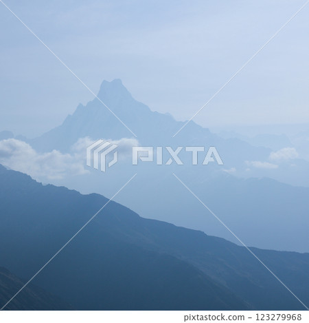 Outlines of famous fishtail mountain Machapuchare, Nepal. 123279968