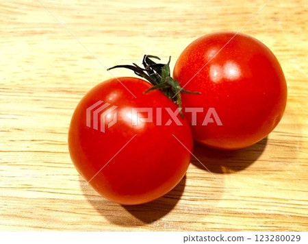 兩顆櫻桃番茄，莖部黏在一起 3 123280029