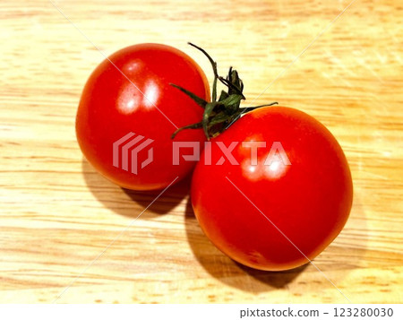 兩顆櫻桃番茄，莖部黏在一起4 123280030