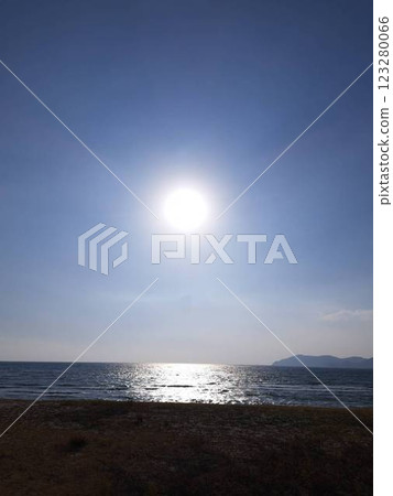 The sun that illuminates the sea The sun that illuminates the sea 123280066