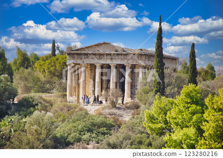 雅典古市集中雄偉的赫菲斯托斯神廟 123280216