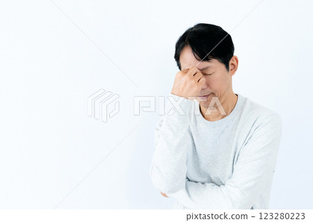 中年男子患眼部疲勞 123280223