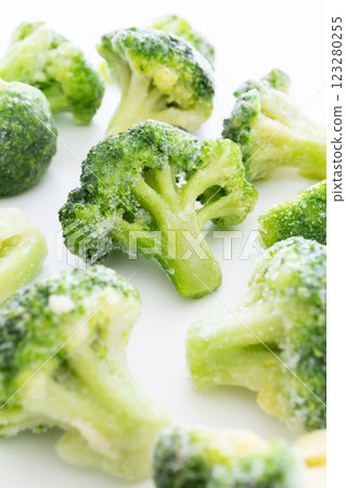 白色背景中的冷凍西蘭花 白色背景中的冷凍西蘭花 123280255