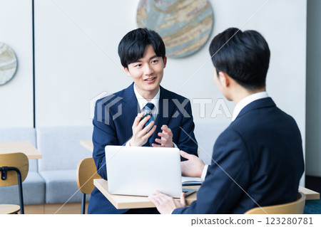 商界人士正在開會。 商界人士正在開會。 123280781