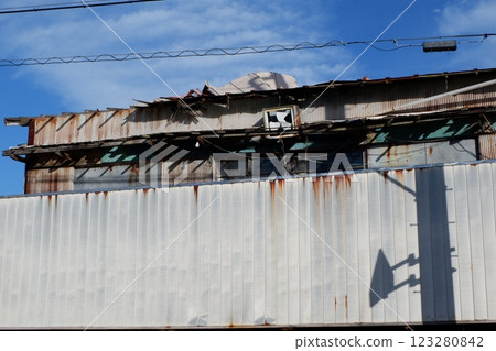 Unoccupied vacant house Unoccupied vacant house 123280842