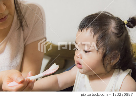 【綁頭髮的寶寶吃嬰兒食品】 123280897