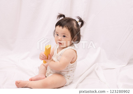 [Sitting baby with twin tails] 123280902