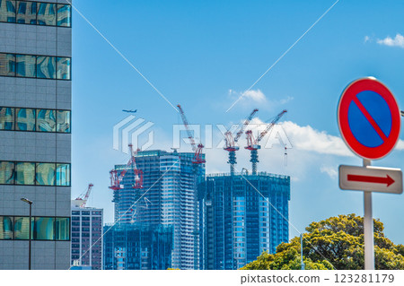 日本東京城市景觀，包括飛機、豐中區和興建中的高層公寓 123281179