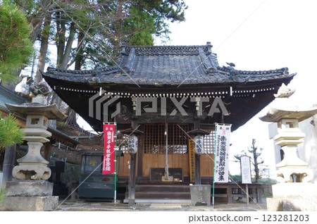 Shinshu Okaya Shokoji Temple's buildings and sculptures - a temple with many cultural assets 123281203