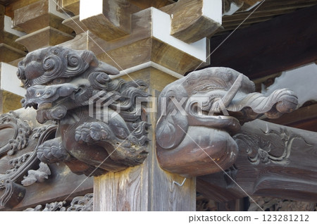 擁有許多文化遺產的信州岡谷聖光寺的建築和雕塑 123281212