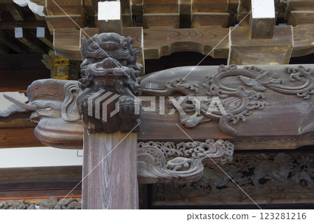 擁有許多文化遺產的信州岡谷聖光寺的建築和雕塑 擁有許多文化遺產的信州岡谷聖光寺的建築和雕塑 123281216