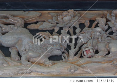 擁有許多文化遺產的信州岡谷聖光寺的建築和雕塑 123281219