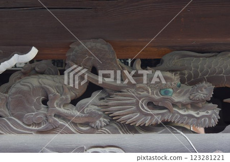 擁有許多文化遺產的信州岡谷聖光寺的建築和雕塑 123281221