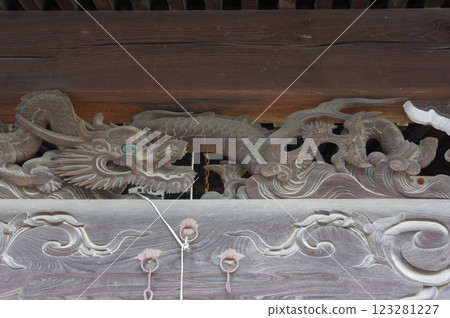 擁有許多文化遺產的信州岡谷聖光寺的建築和雕塑 123281227